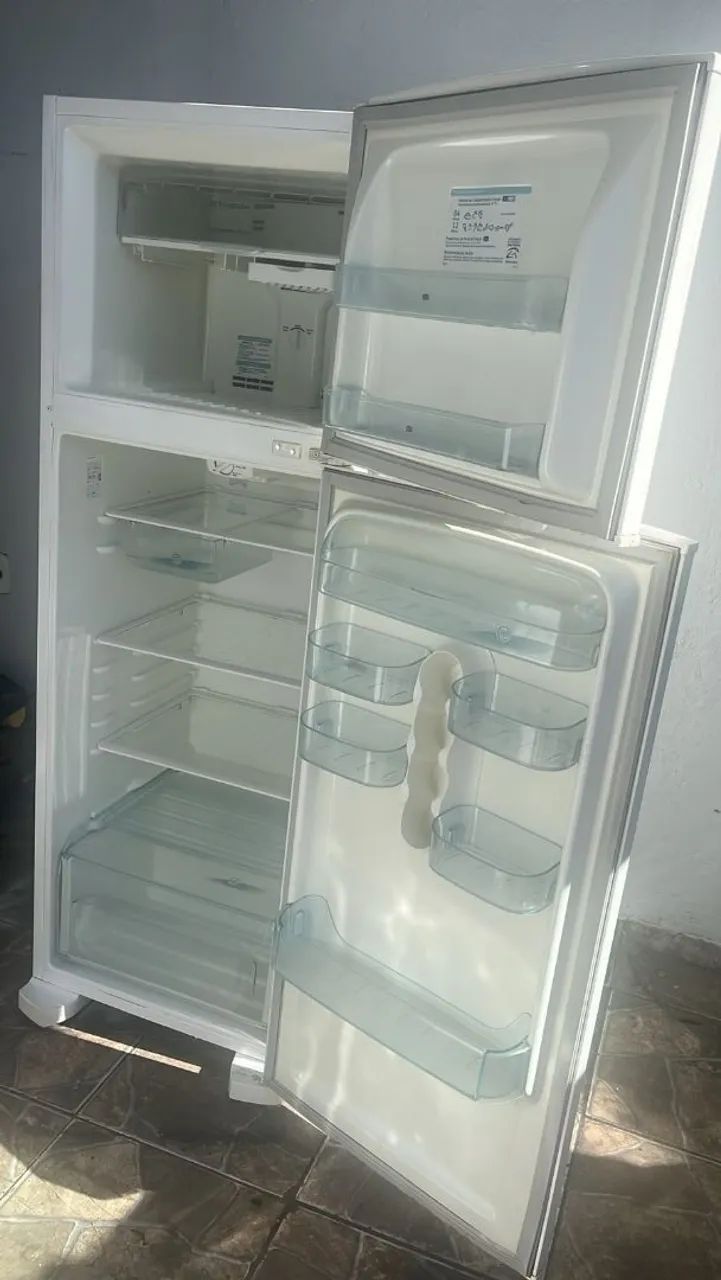 Vendo geladeira usada funcionando perfeitamente  - Foto 2