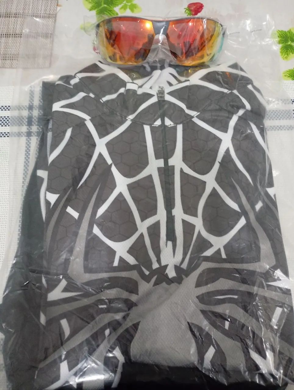 Camisa e calça ciclista + óculos 