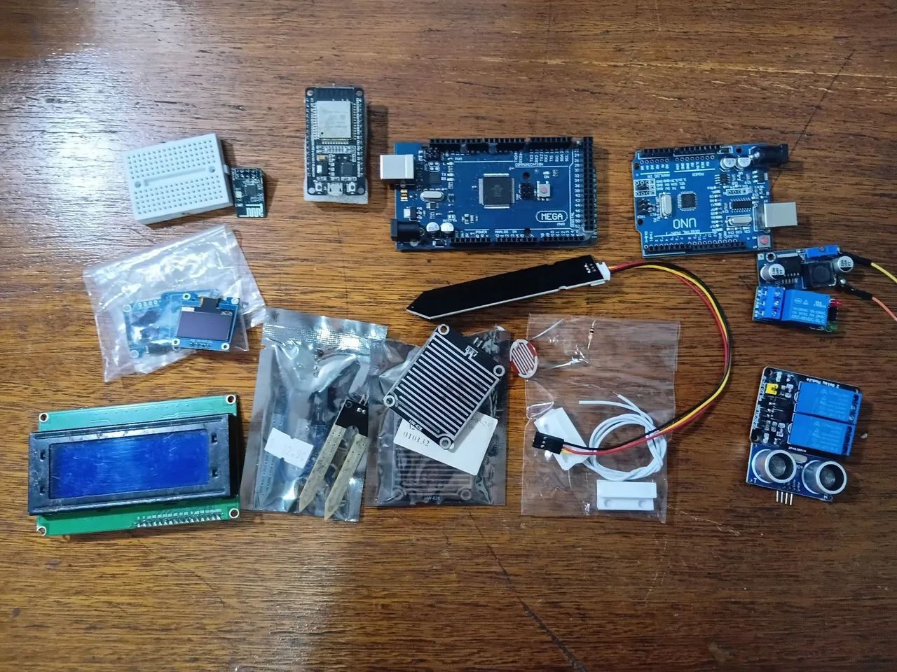 Kit completo de eletrônica e programação com microcontroladores e sensores.