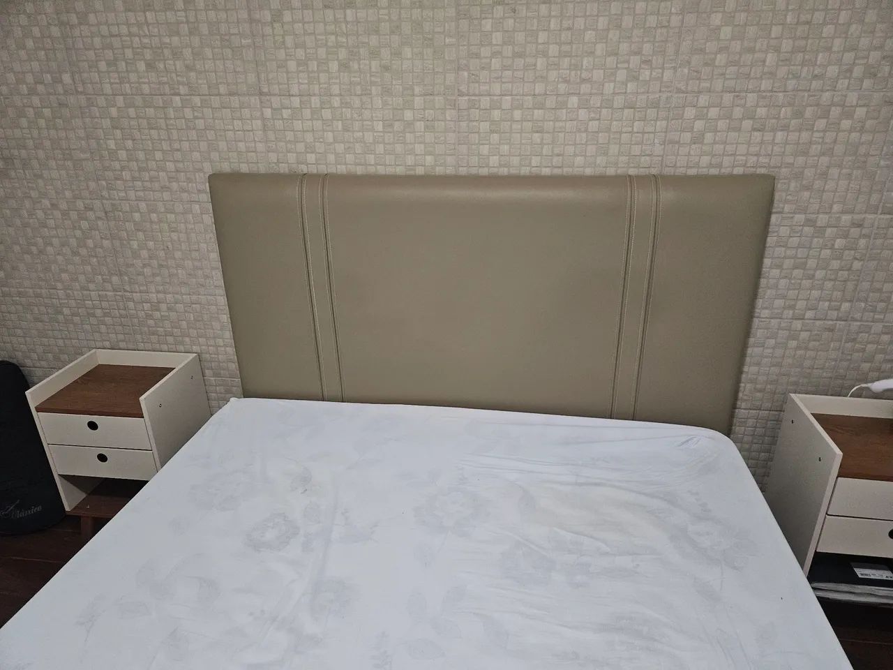 Cama Queen colchão cabeceira e 2 criados mudos - Foto 4