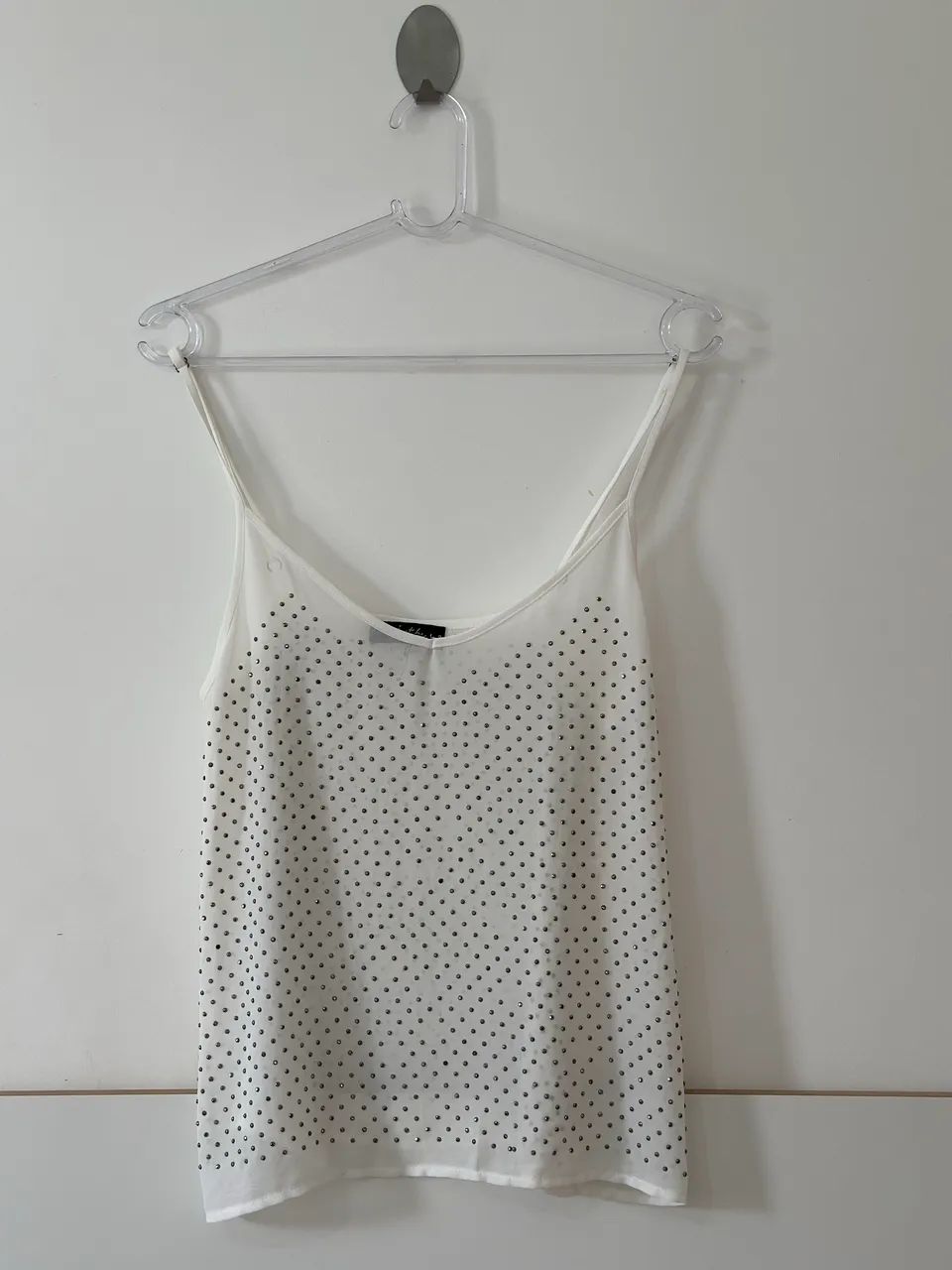Blusa branca de alcinha com strass - Foto 4