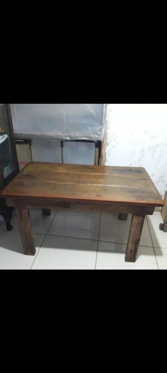 Mesa de madeira de demolição.