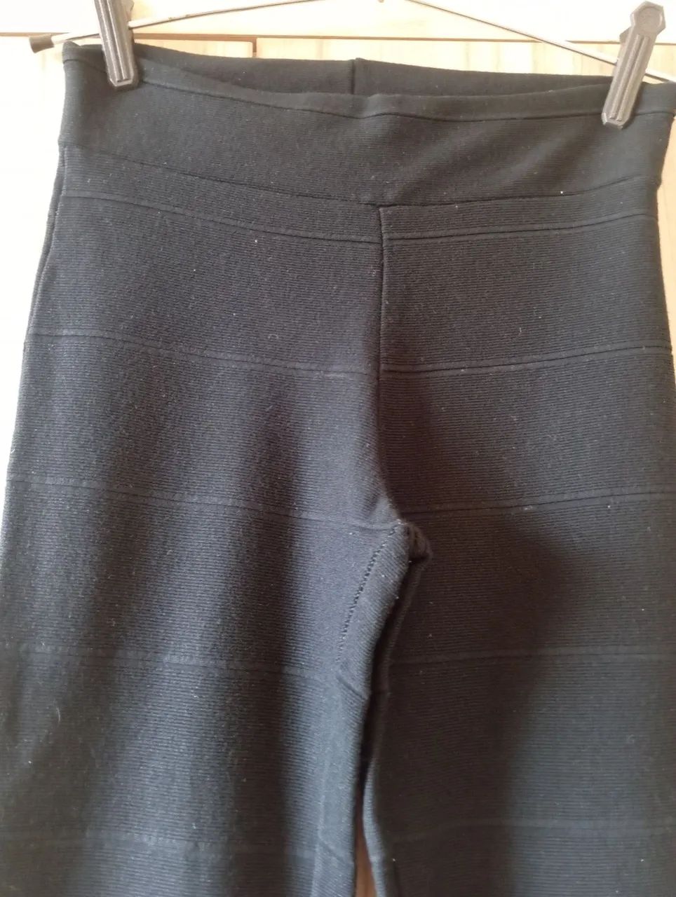 Calça bandagem flaer preta - Foto 2