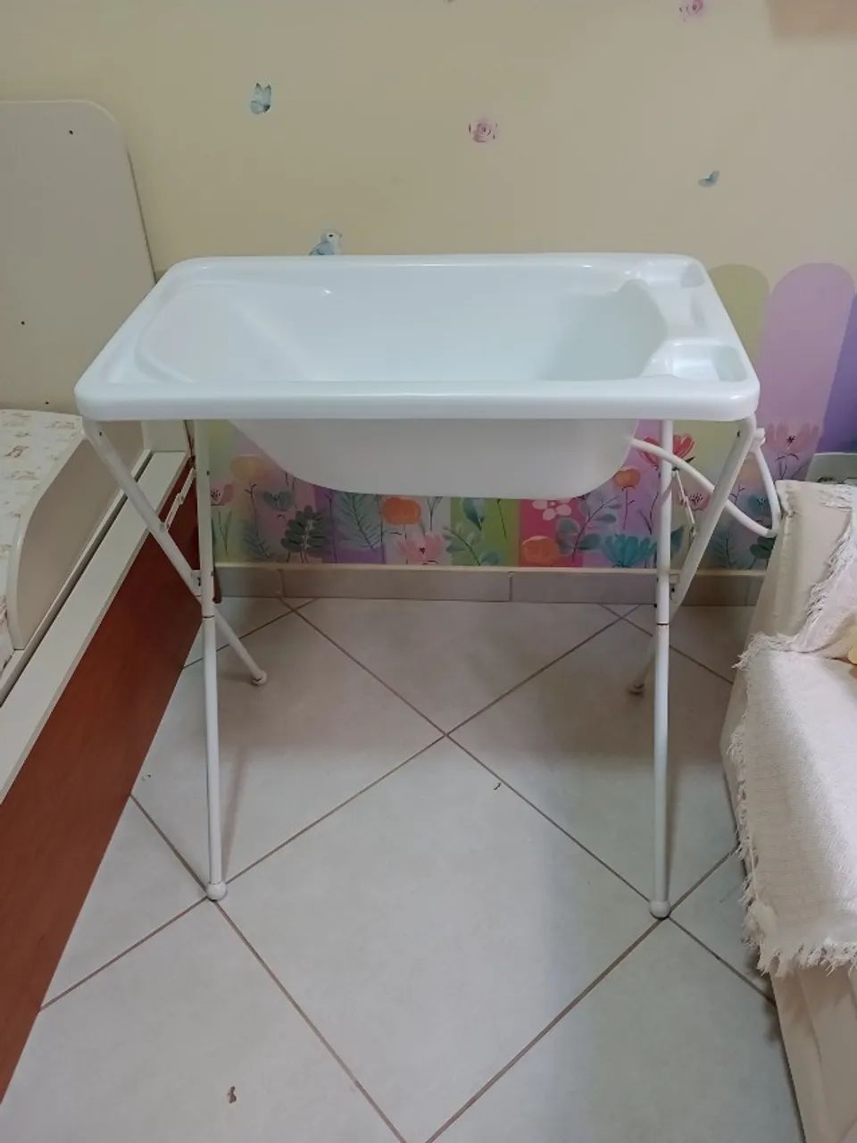 Carrinho com bebê conforto, banheiro com suporte e mini berço  - Foto 4