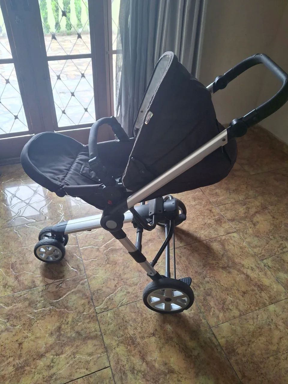 Carrinho de bebê.