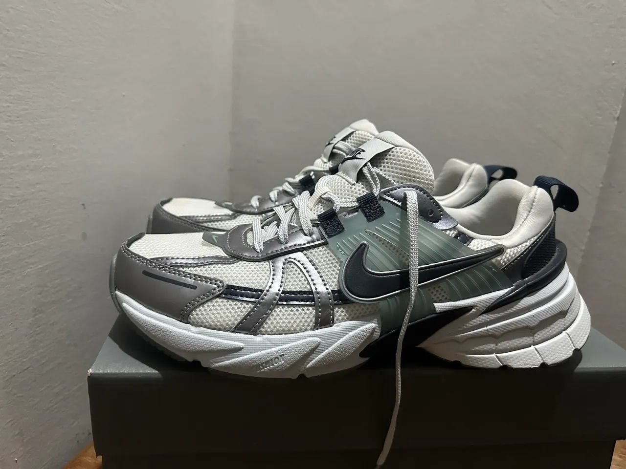 Tênis Nike V2K RUN  - Foto 4
