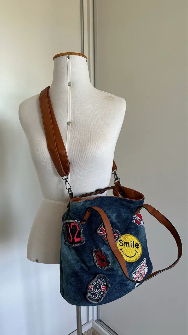 Bolsa Jeans com Couro e Patches - Grande - Foto 5
