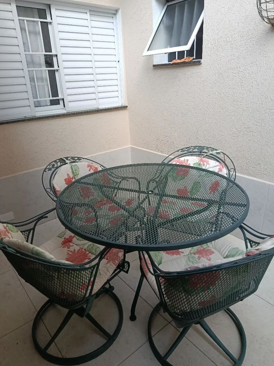 Mesa importada vintage ferro fundido, acompanha almofada 