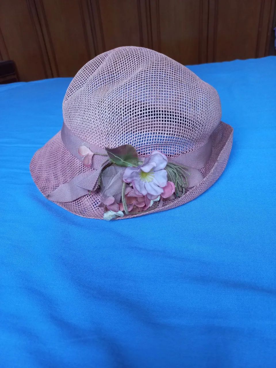 Chapéu de telinha com aplicação de flores