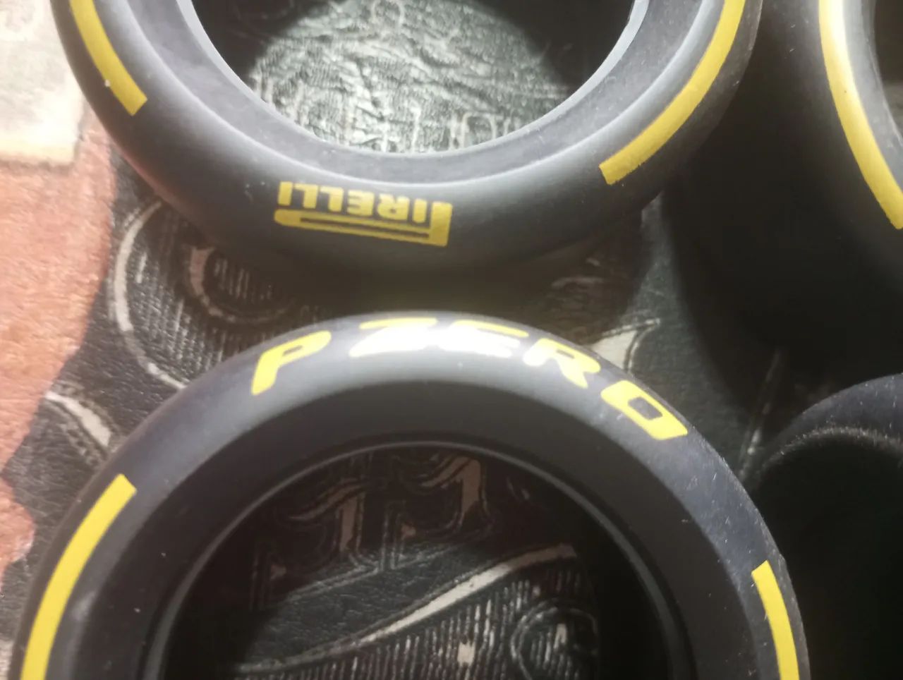 F1 Lego jogo de Pneus PIRELLI PZERO Logo Amarelo  - Foto 2