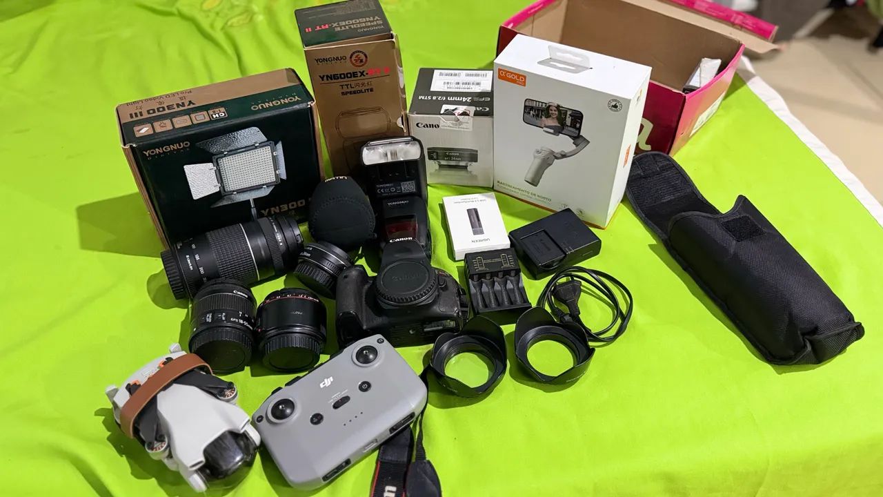 Câmera fotográfica e drone mini 3