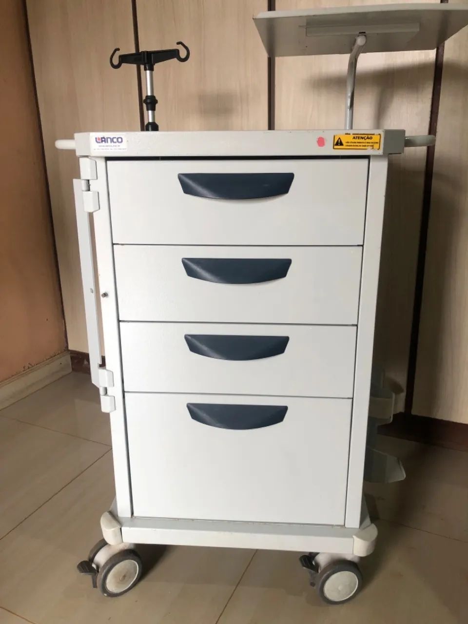 Carrinho hospitalar