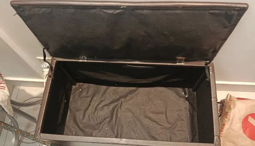 BAÚ MARROM ESTOFADO - PRÁTICO, ESPAÇOSO E BEM CONSERVADO - Foto 4