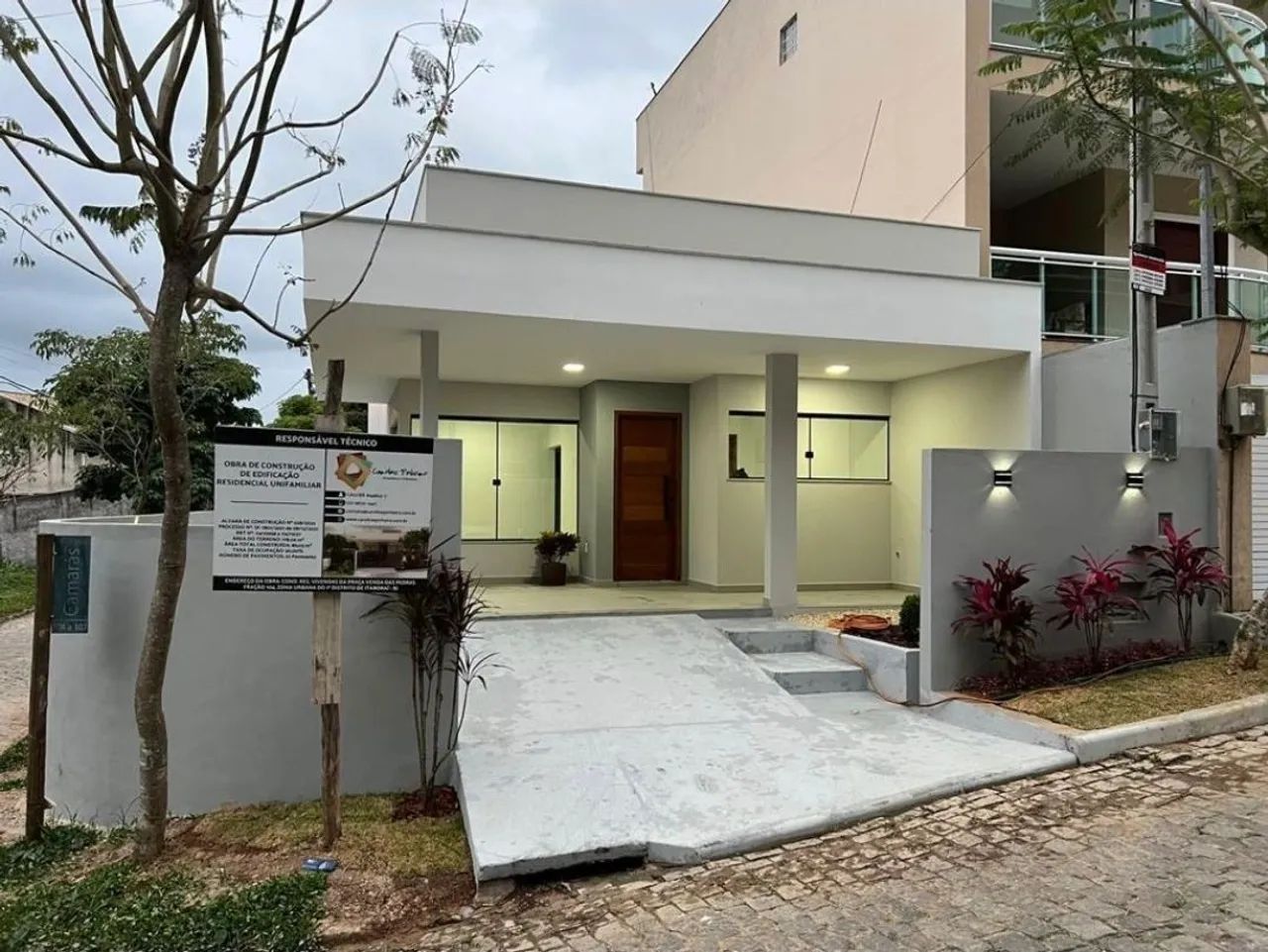 Vendo linda casa em condomínio!