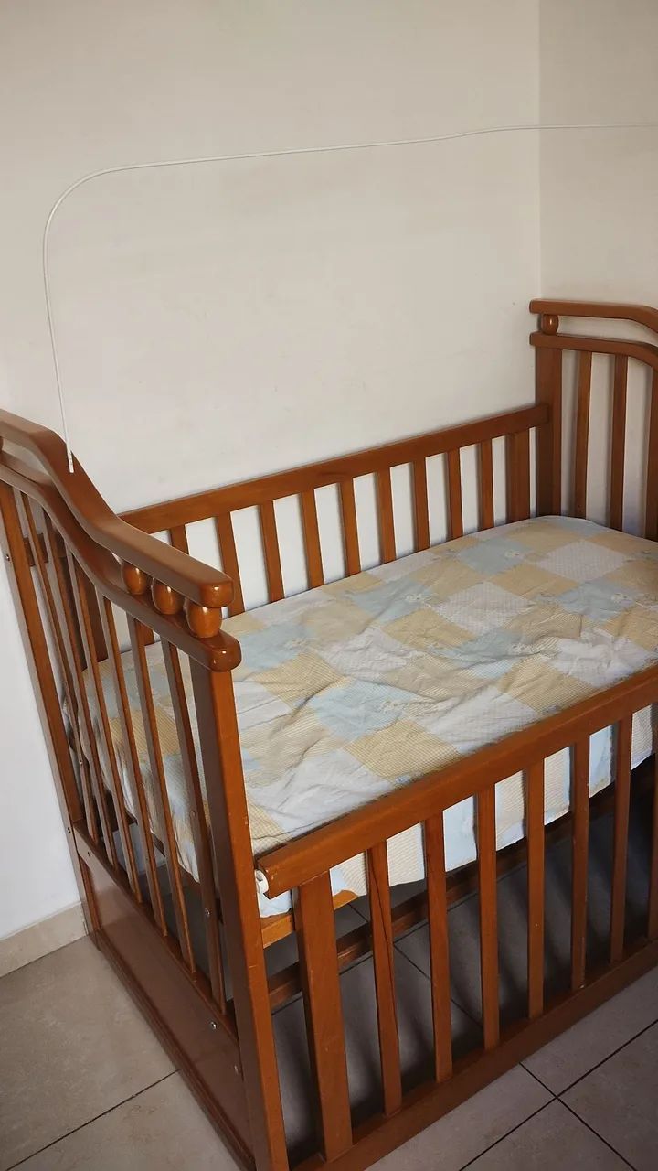 Berço de madeira maciça super conservado  - Foto 6