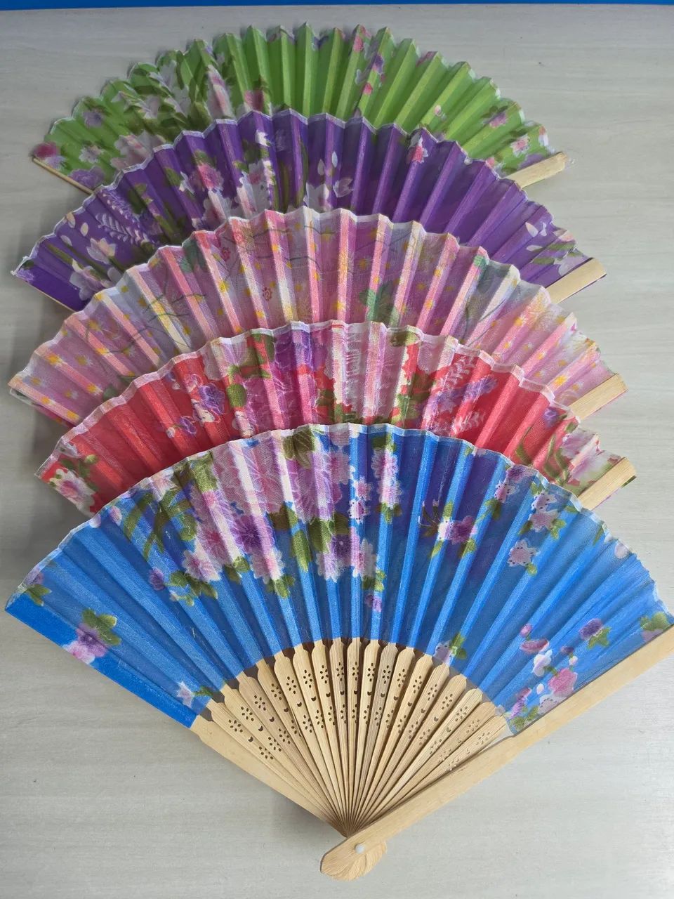 5 leques tecido e bambu coloridos novos - Foto 2