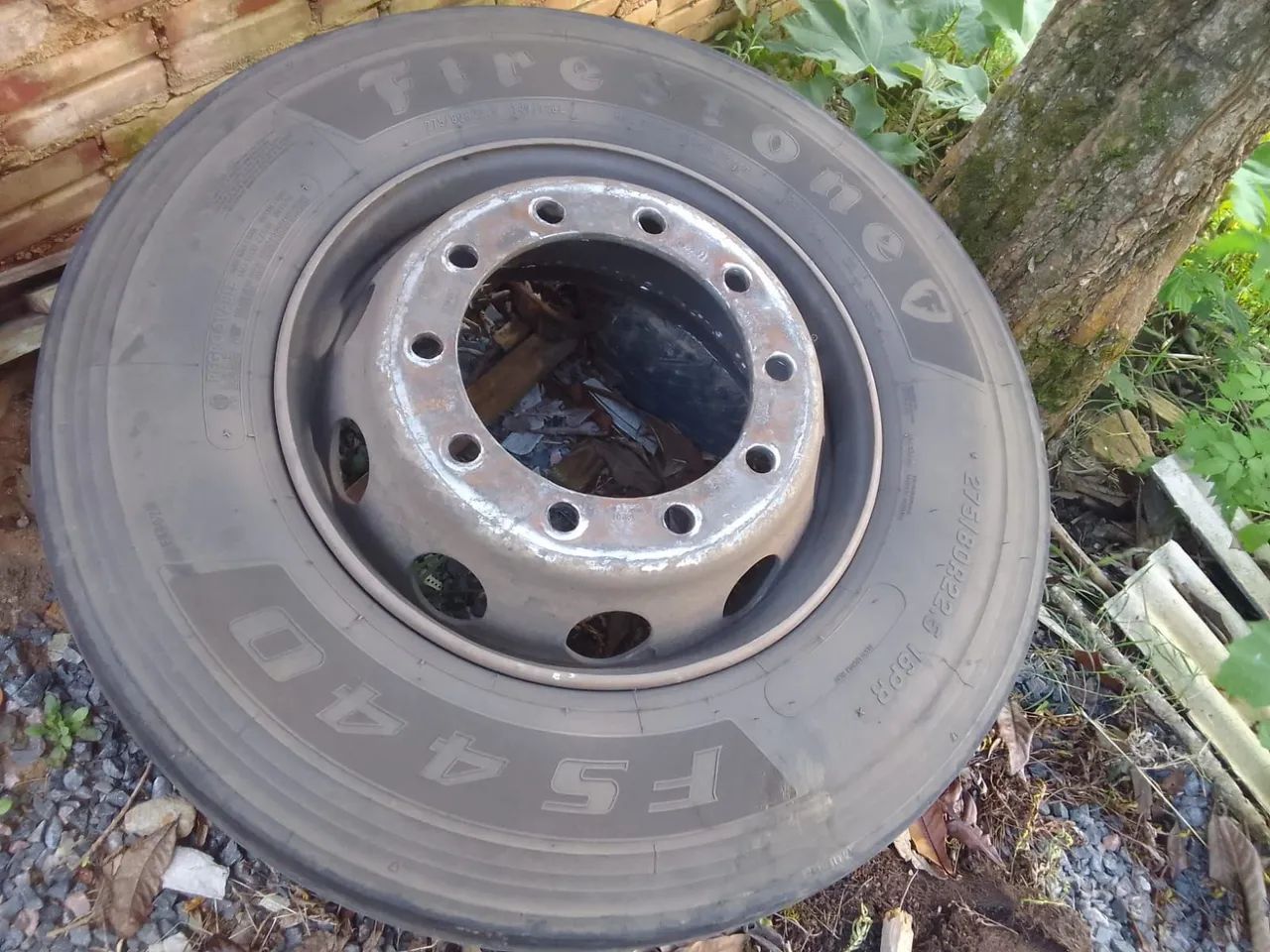 Roda com pneu 275/80R22,5 para carreta.