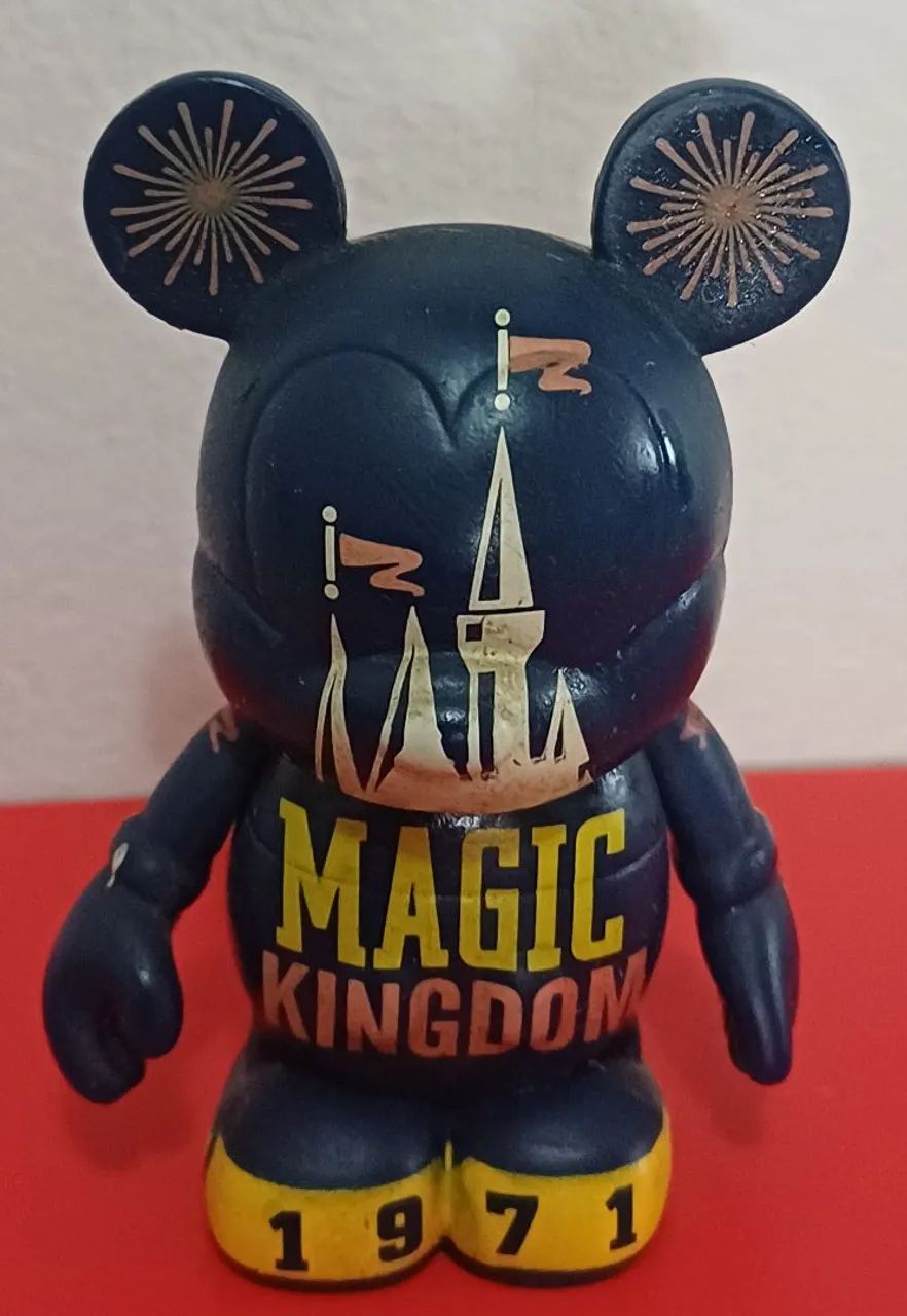 Boneco Colecionável Disney Vinylmation de 3 polegadas.