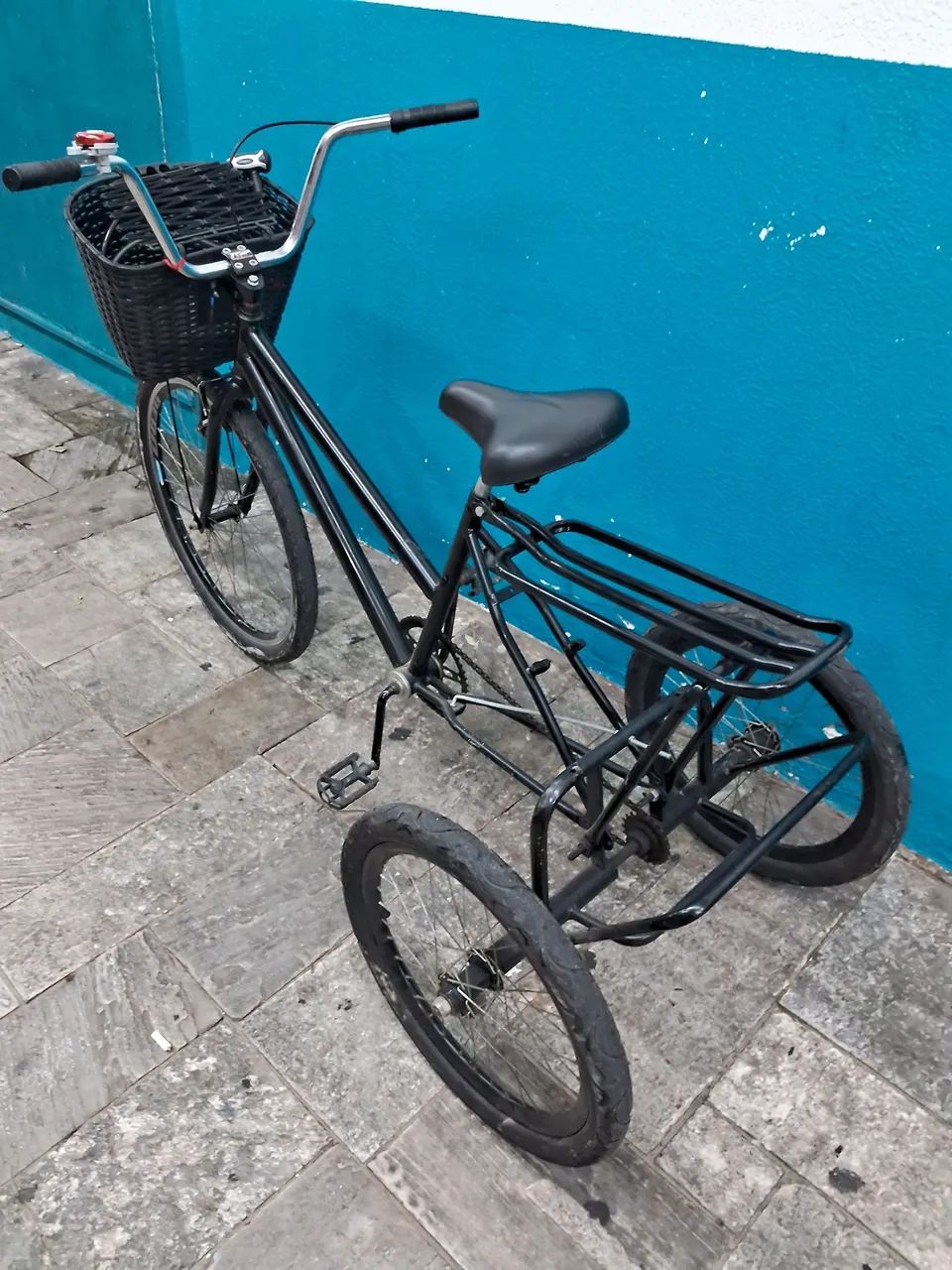 Triciclo com garupa para passear com cesta na frente e cesta de carga traseira 