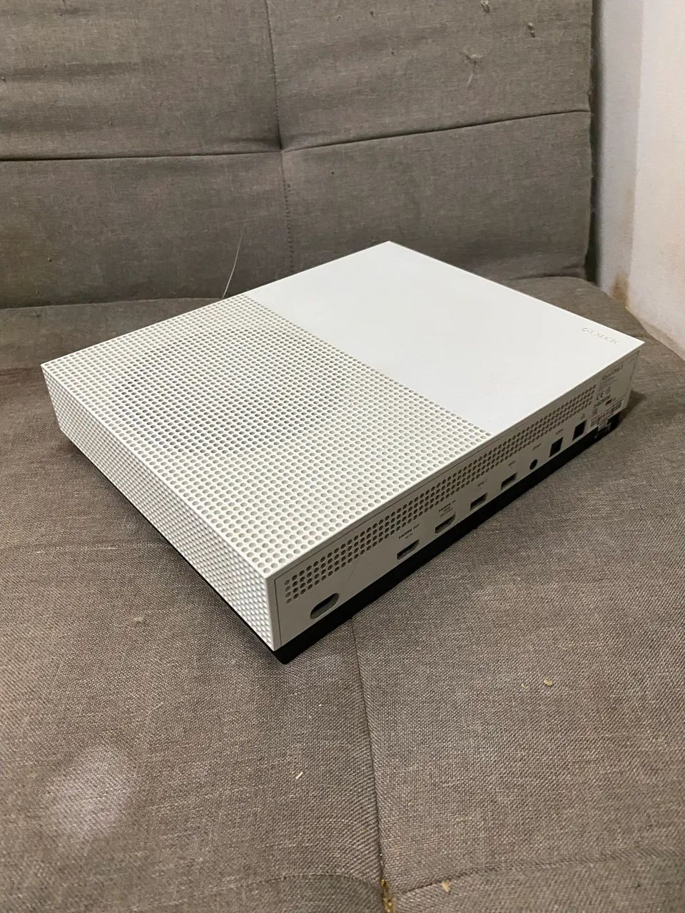Xbox One S 512gb 2 controles - Foto 3