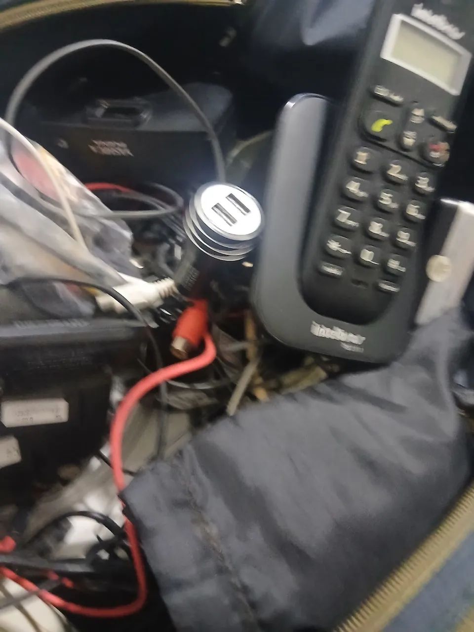 Caixa com vários cabos e telefone - Foto 4
