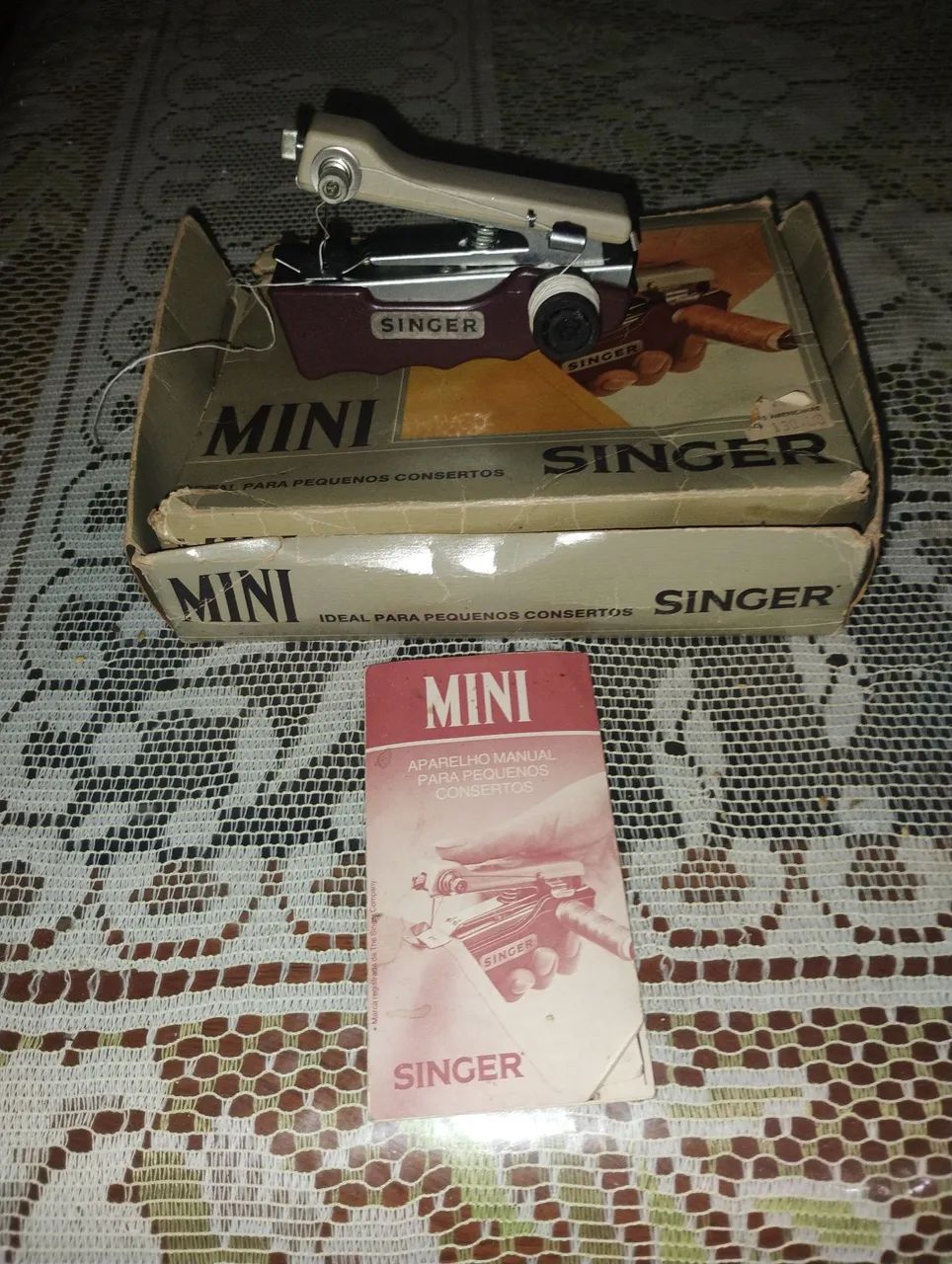 Vendo uma máquina de costura antiga dos anos 80 Singer  com nota fiscal caixa e manual 