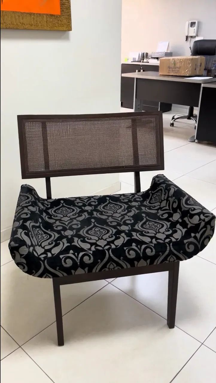 POLTRONA ELEGANTE EM BOM ESTADO - Foto 2