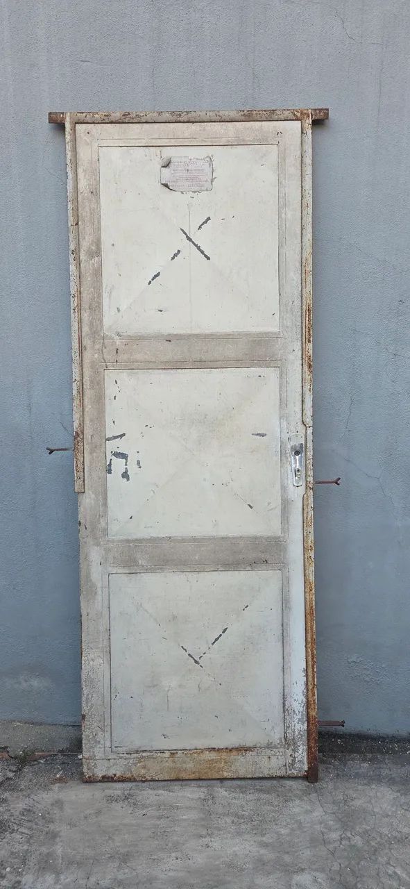 PORTA DE FERRO 