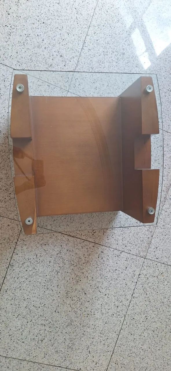 Mesa de centro de madeira com tampo de vidro - moderna - Foto 2