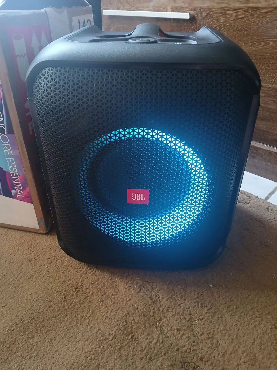 Caixa jbl essentinal semi nova - Foto 4