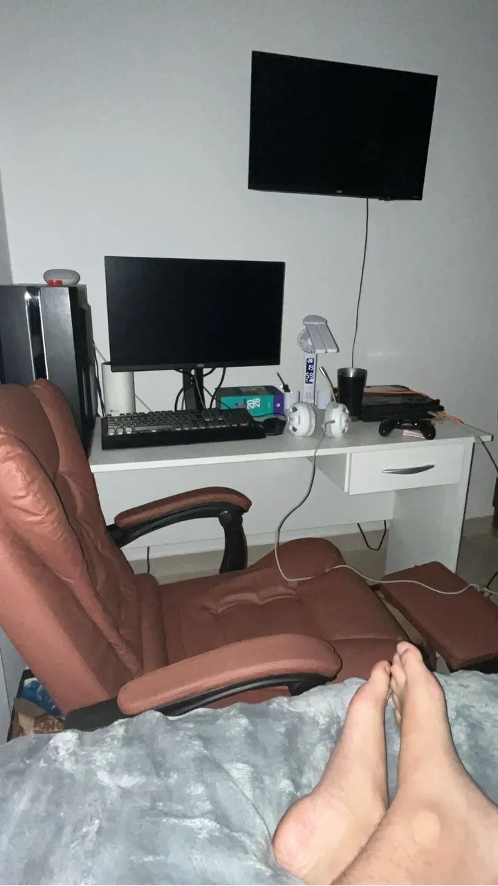Vendo escrivaninha e cadeira  - Foto 3