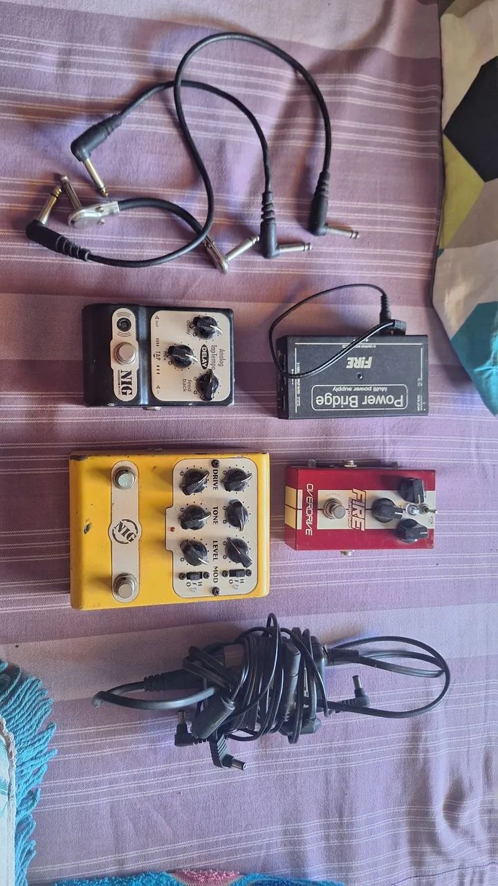 Pedais de guitarra e fonte - Foto 2