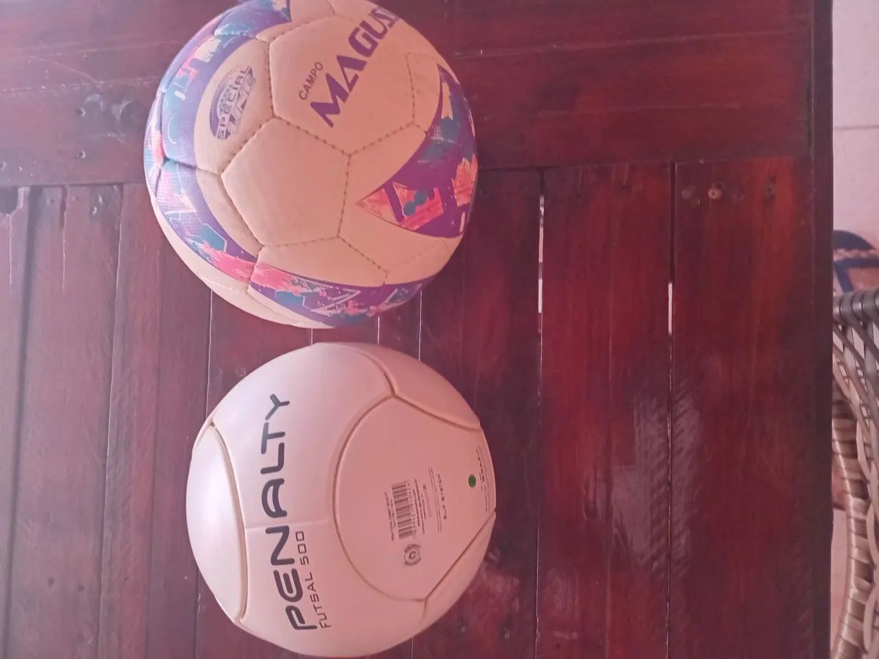 Bolas futebol e campo