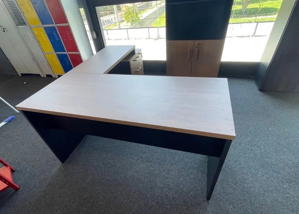 MESA DE ESCRITORIO COM GAVETEIRO E ARMARIO LOJA IKONOFFICE 