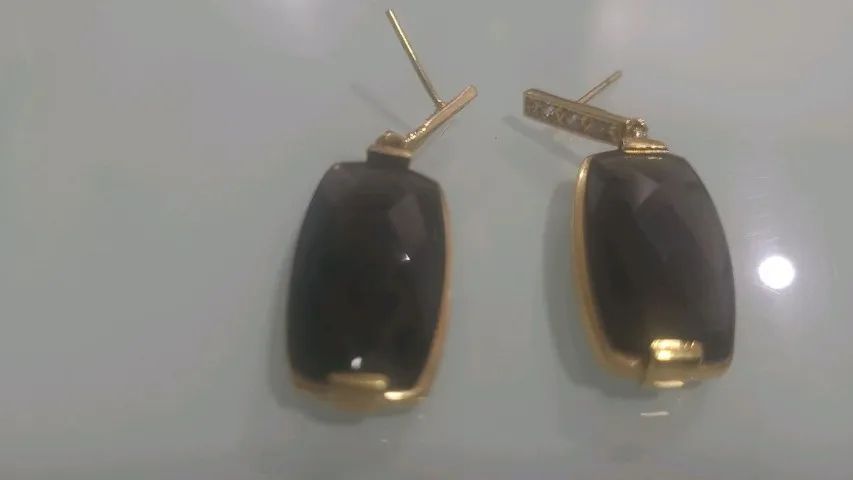 brinco banhado a ouro com pedra ônix e brilhantes