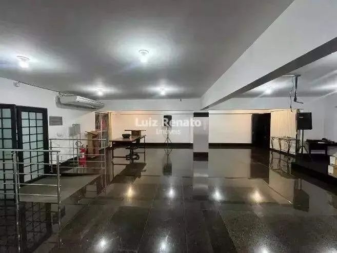 Prédio comercial com 920m² e 12 vagas de garagem no Prado