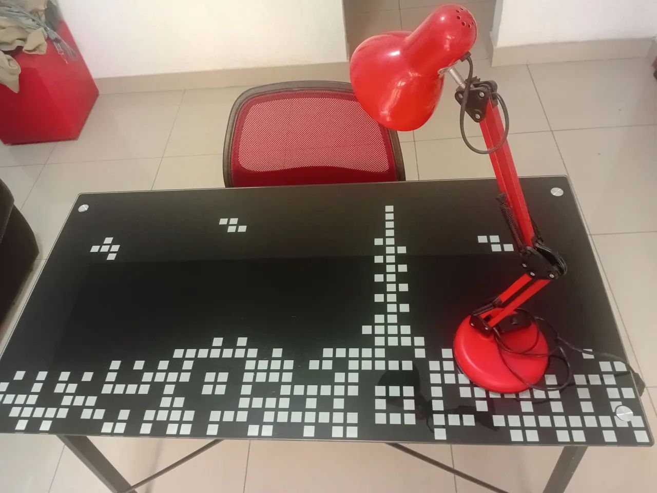 Escrivaninha com cadeira 