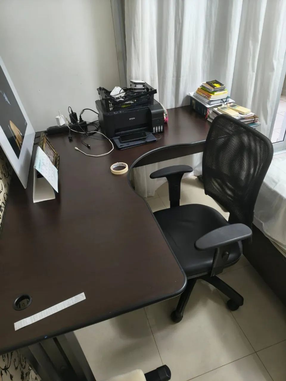 Mesa de escritório com cadeira