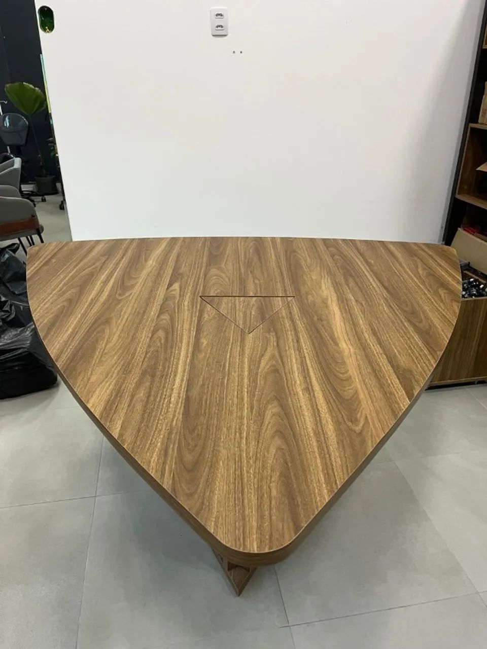Mesa triangular para escritório com elétrica - Foto 3