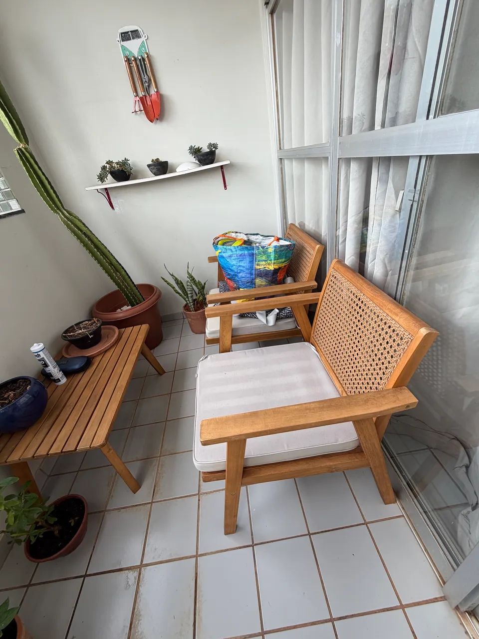 Conjunto duas poltronas e mesa madeira 
