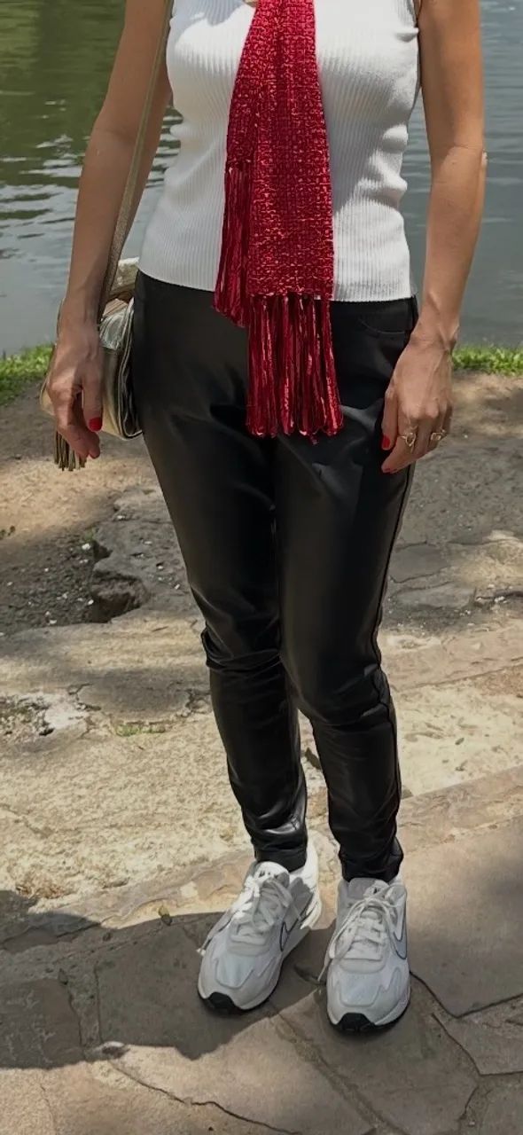 Calça em PU 