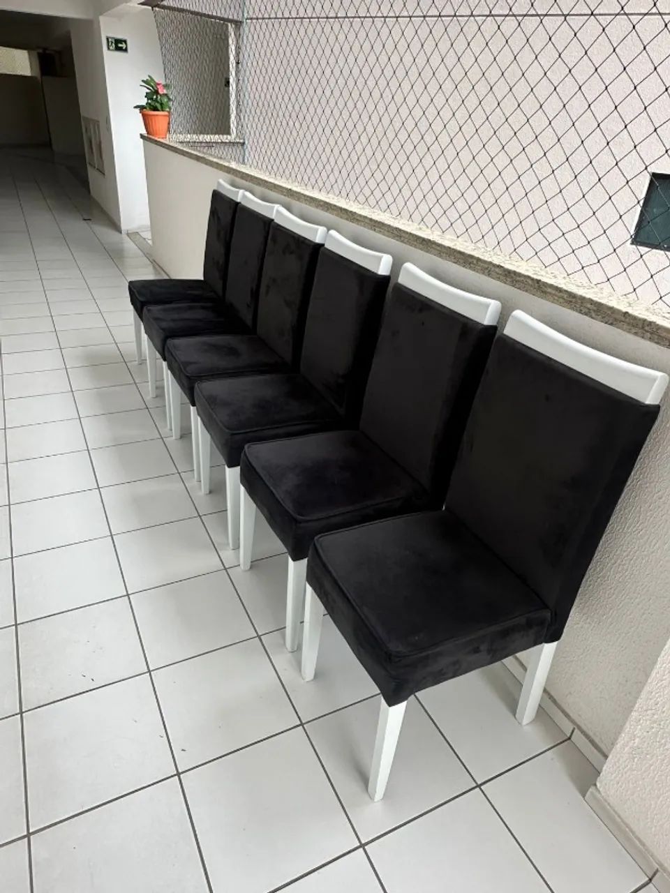 Jogo com 6 Cadeiras Estofadas - Bom Estado - Design Moderno Preto e Branco - Foto 2