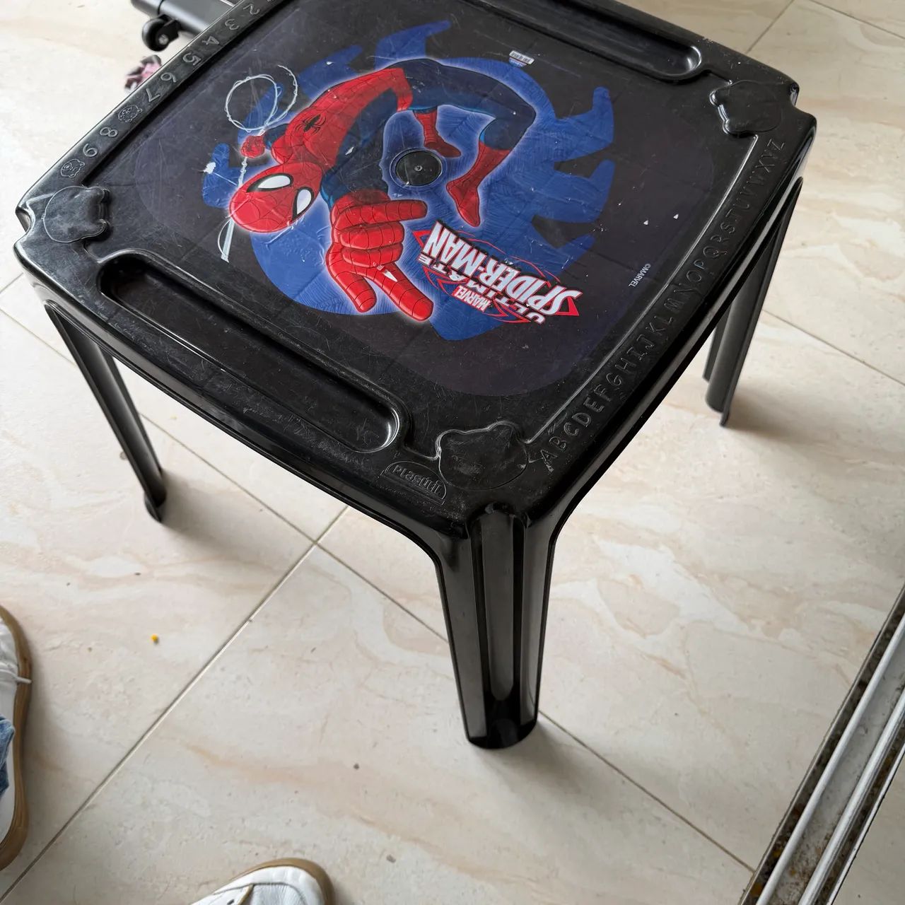 Mesa e cadeira de criança 