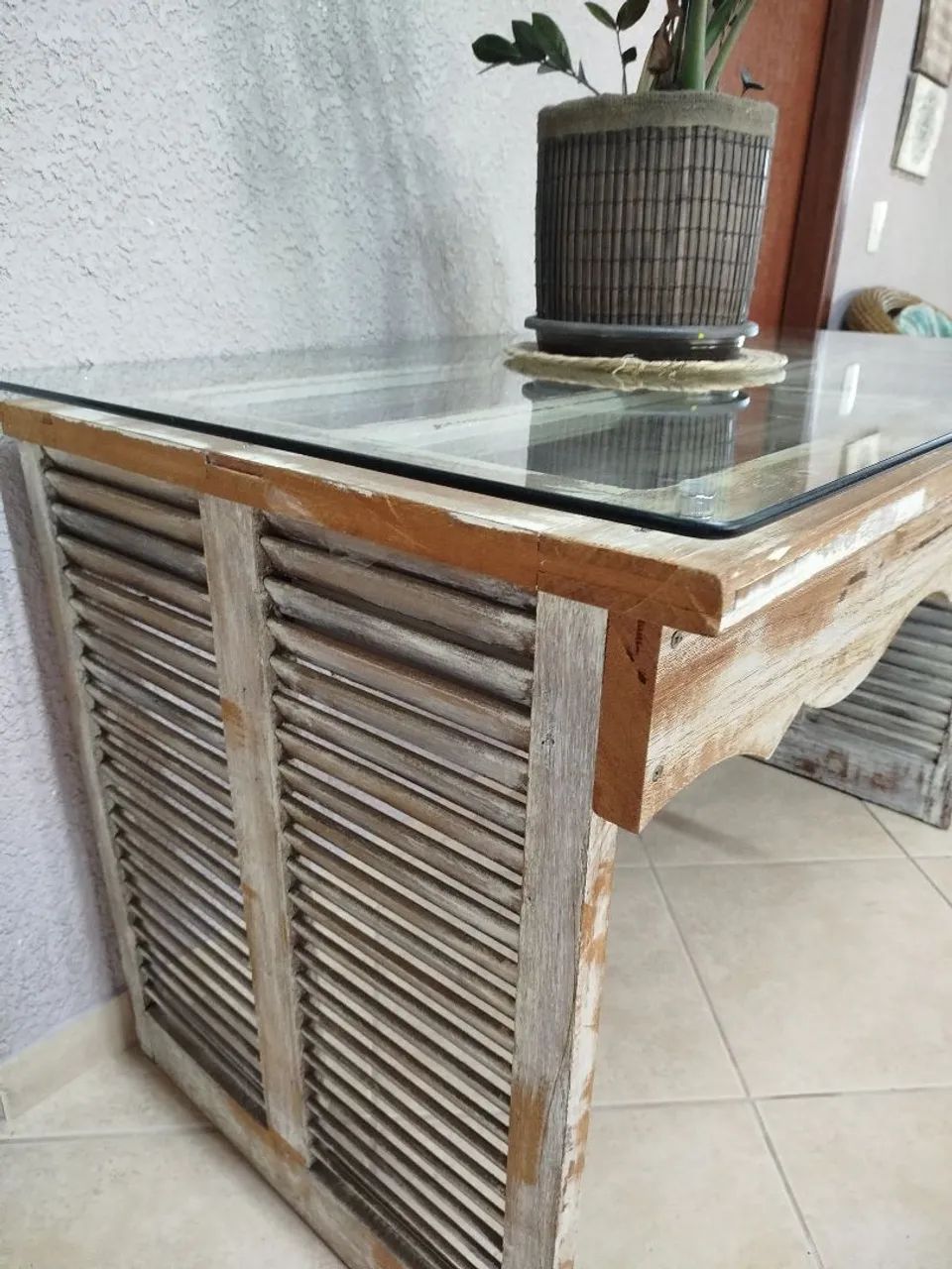 Mesa expositora/aparador madeira maciça com vidro  - Foto 3
