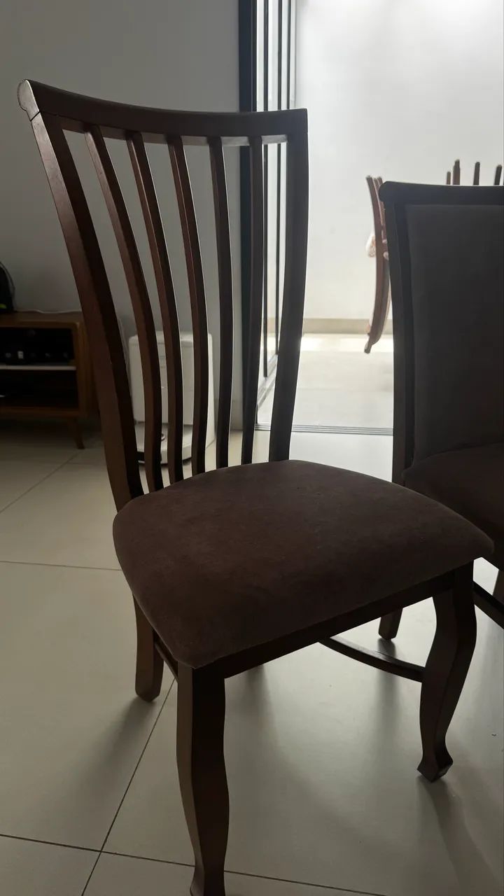 Vendo  8 cadeiras em MADEIRA 