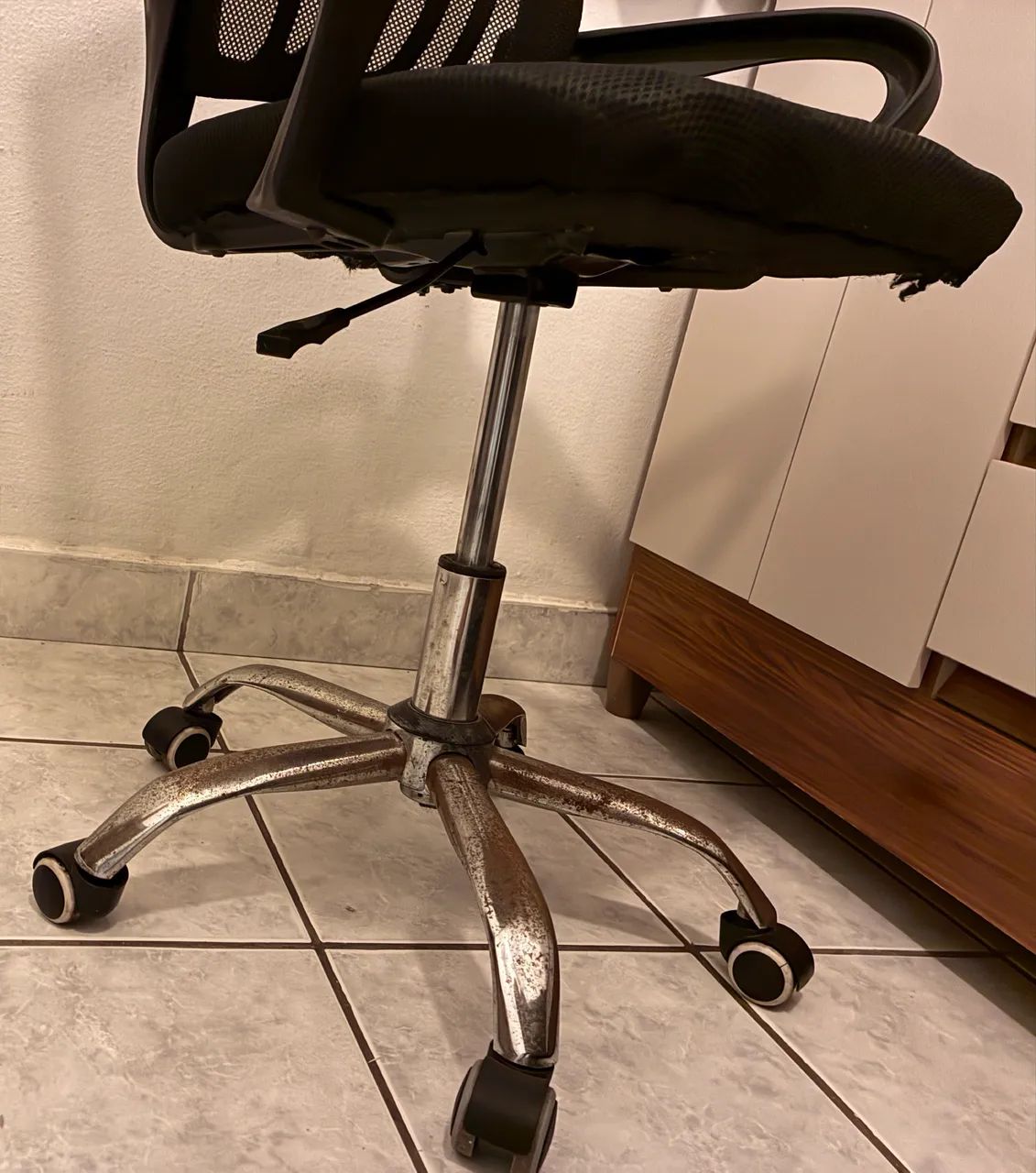 Cadeira escritório/secretaria/ergonômica - Foto 3