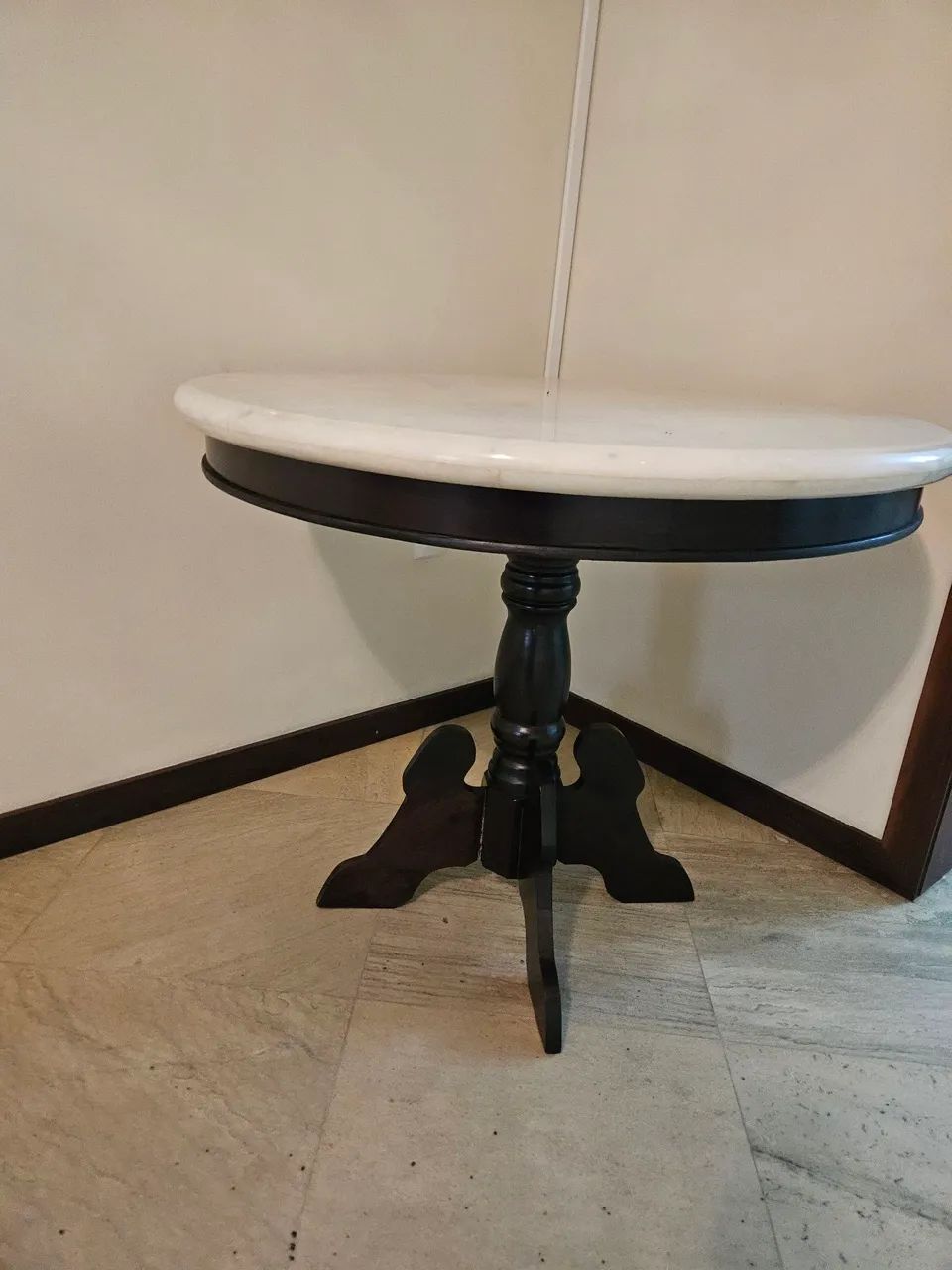 Mesa redonda pé de madeira e tampo de mármore  - Foto 2
