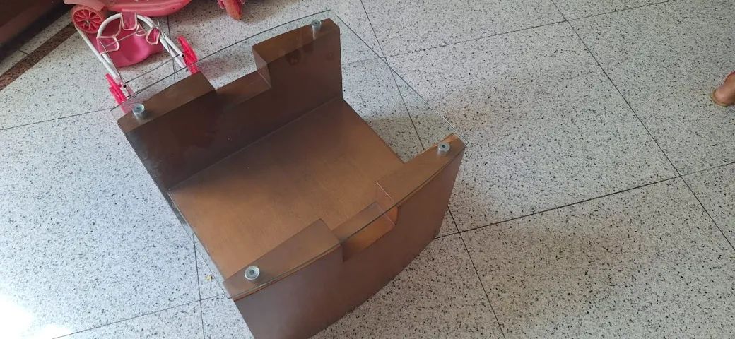 Mesa de centro de madeira com tampo de vidro - moderna - Foto 5