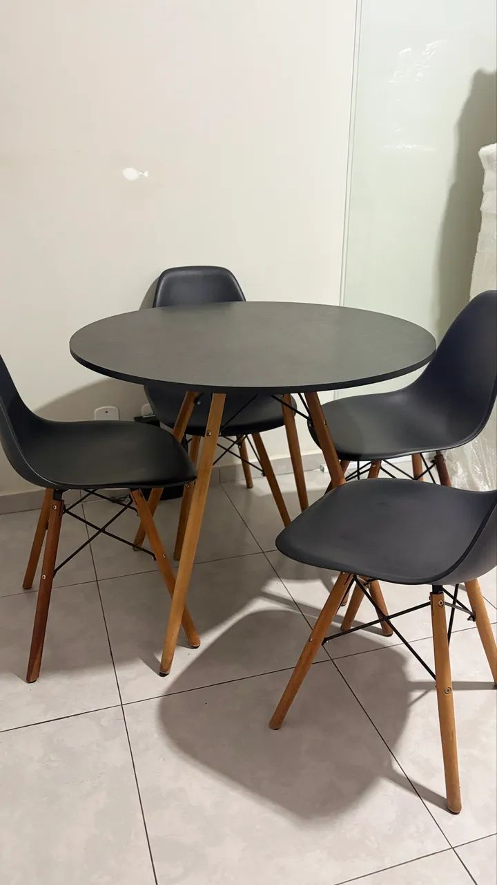 Conjunto mesa com  4 cadeiras 