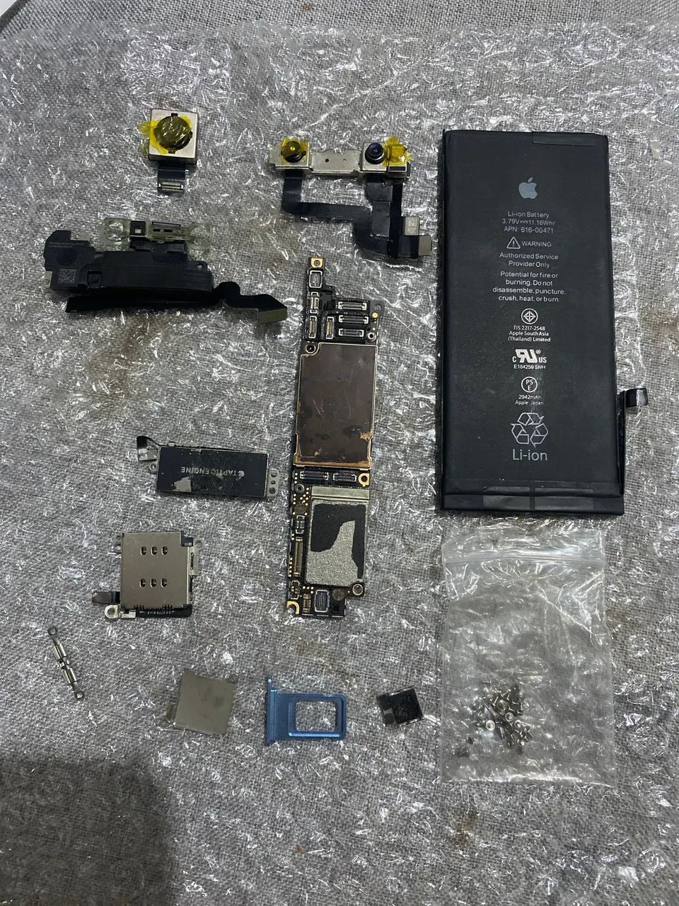 Placa do iPhone XR 128 giga com Face ID iCloud limpo e subindo no sinal de chip normal 